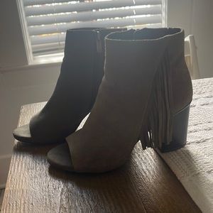 Open toe booties / Kenneth Cole